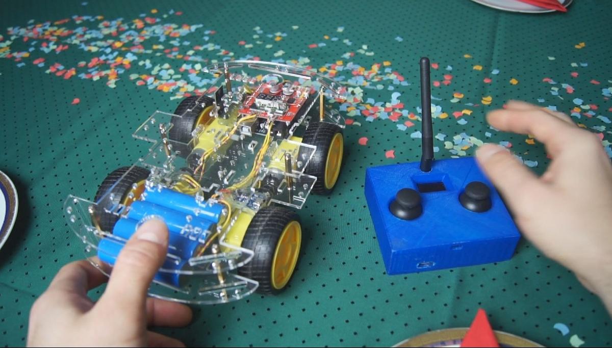 Carro RC Arduino DIY com Bateria e Controle Remoto