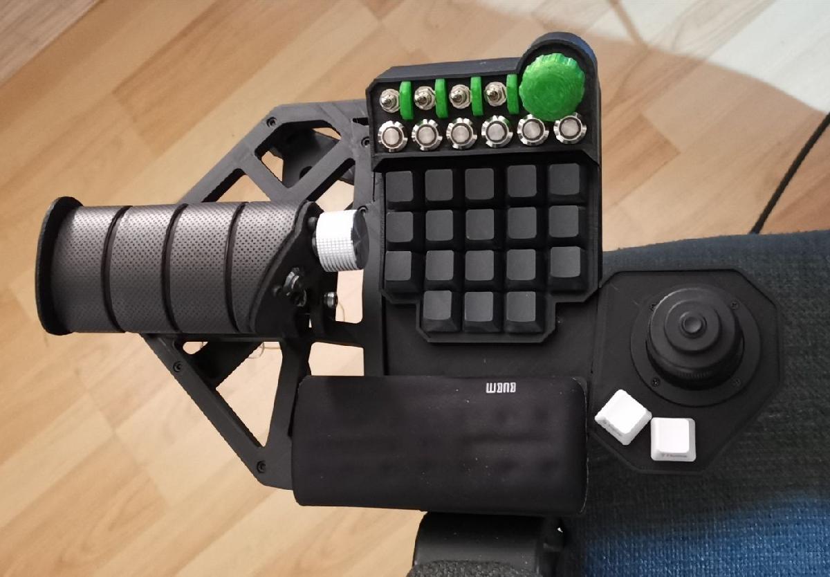 CtrlAltG13 modular um derivado da Logitech G13 + algumas coisas anexadas (defensor cobra m5)